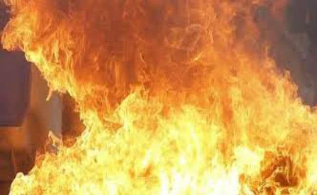 कोलकाता  : न्यूटाउन के बाजार में भीषण आग एक की मौत, 40 दुकानें हुईं खाक