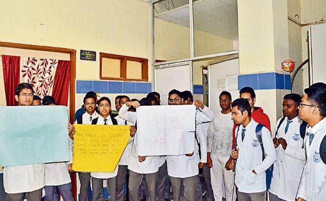 पटना : आइजीआइएमएस में हंगामा, एमबीबीएस में 96 में 40 छात्र फेल, 11 ग्रेस से पास