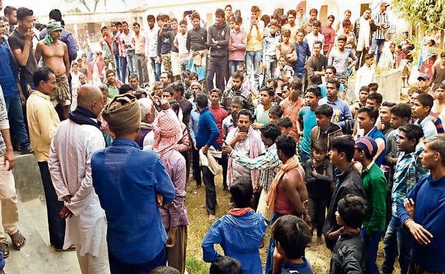 महुआ : झाड़ू नहीं लगाने पर बच्चों को डंडे से पीटा, 19 बेहोश