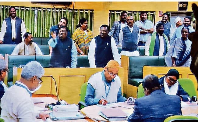 रांची : जो अफसर विधानसभा आने में तौहीन समझते हैं उनके झारखंड में रहने का औचित्य नहीं : स्पीकर