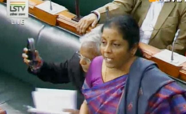 #Rafale पर विपक्ष ने सरकार को घेरा, तो बोलीं रक्षा मंत्री : मल्टीनेशनल कंपनियों के हाथों में खेल रहा विपक्ष