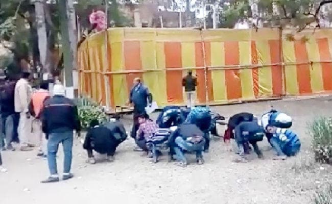 VIDEO : इंटर परीक्षार्थियों को परीक्षा केंद्र पर तैनात दंडाधिकारी ने करायी उठक-बैठक, ...जानें क्यों?