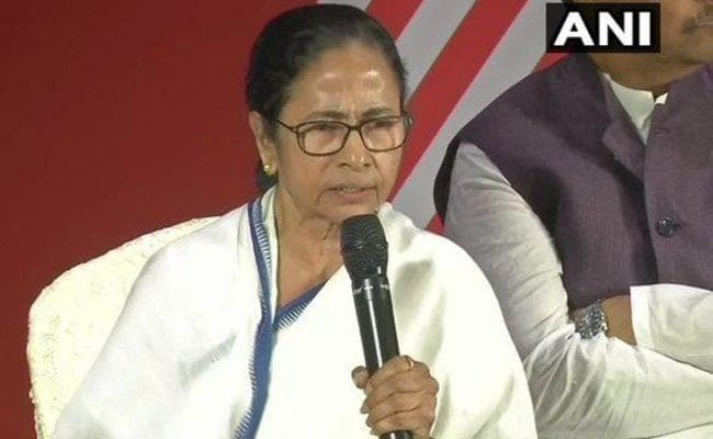 ममता ने कहा - केंद्र ने पुलिस अधिकारियों के मेडल वापस लिये तो दूंगी ‘बंग विभूषण'' अवॉर्ड