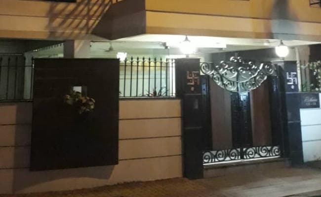 CBI vs Kolkata Police : सीबीआई के पूर्व निदेशक से जुड़ी कंपनियों पर पुलिस की छापेमारी