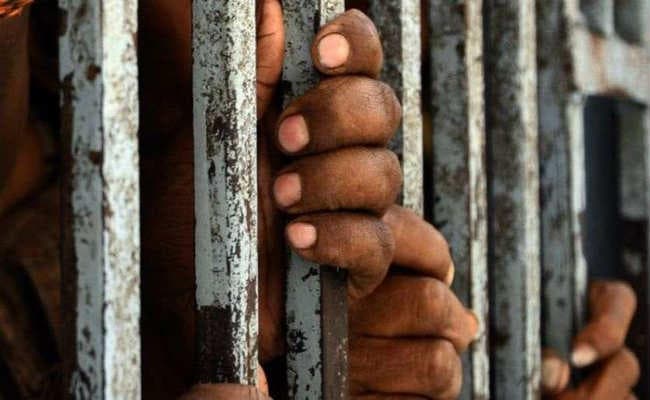 मुजफ्फरपुर  :  पांच जिलों में छापा, महनार के आभूषण कारोबारी के पुत्र समेत आठ हिरासत में