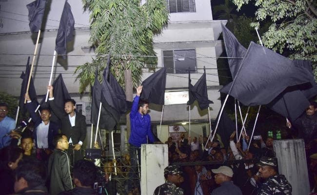 नागरिकता विधेयक : असम में मोदी को फिर दिखाया काला झंडा