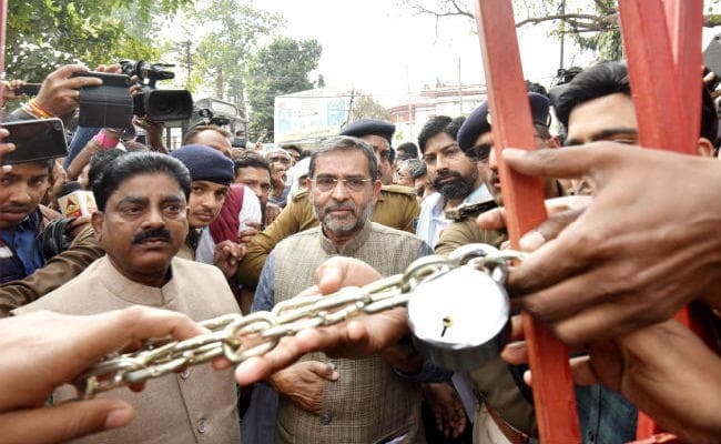 सैकड़ों समर्थकों के साथ गिरफ्तारी देने कोतवाली थाना पहुंचे उपेंद्र कुशवाहा