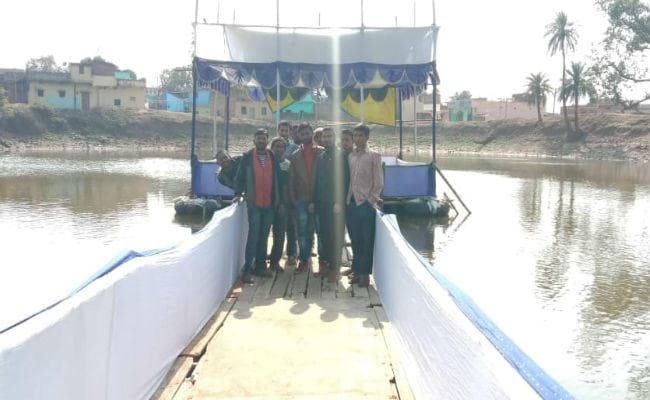 बड़कागांव : गुरु चट्टी तालाब के बीच बना पंडाल आकर्षण का केंद्र