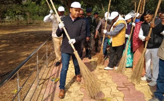 तीन दिवसीय इटखोरी महोत्‍सव 19 से, डीसी ने की समीक्षा, मंदिर परिसर में लगाया झाड़ू