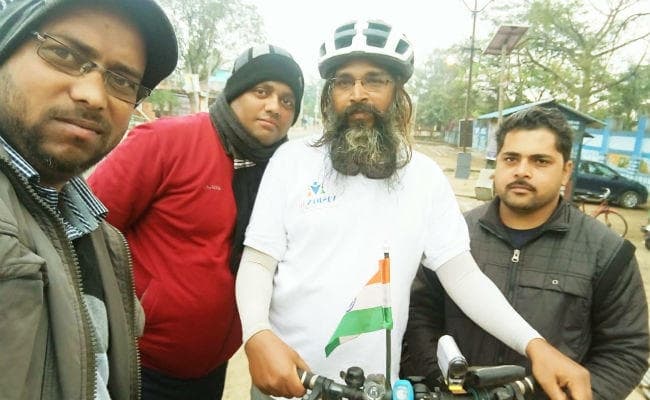 शिक्षा का संदेश लेकर साइकिल से निकले मनोज पांडे, कर चुके हैं 1200 किमी की यात्रा