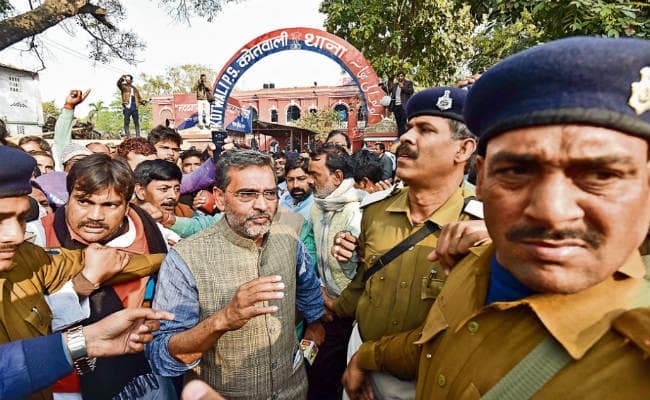 पटना : .....जब गिरफ्तारी देने समर्थकों संग कोतवाली पहुंचे उपेंद्र कुशवाहा