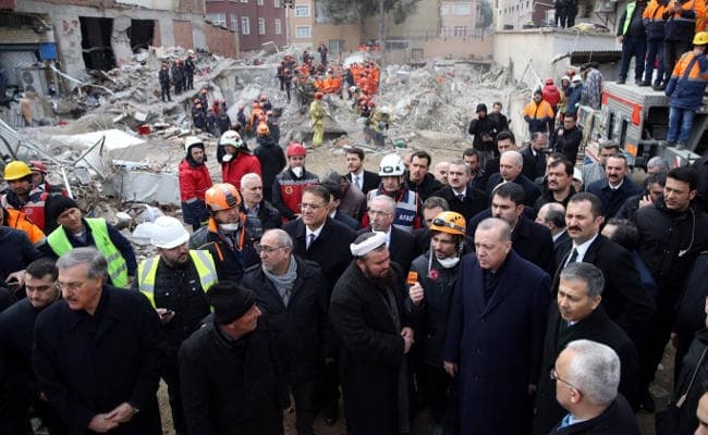 तुर्की में इमारत गिरने से 21 लोगों की मौत