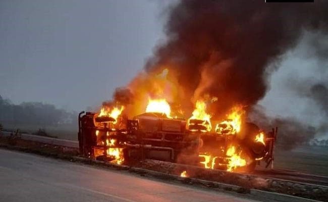 West Bengal : NH-31 पर पलटा गैस से भरा टैंकर, लगी आग