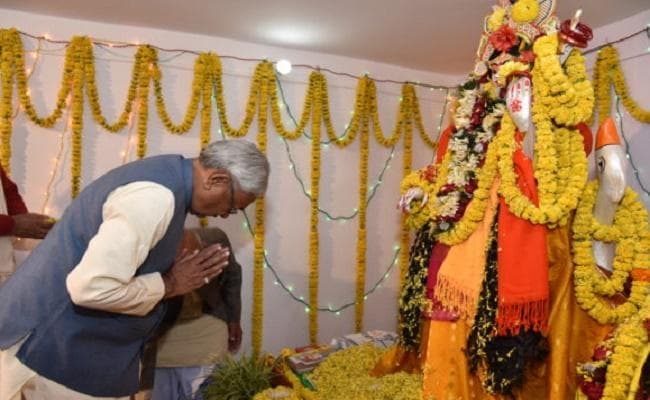 नीतीश कुमार ने की राज्य की शांति एवं समृद्धि के लिए मां शारदे की पूजा अर्चना