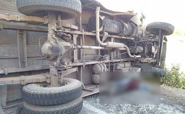 चतरा में ऑटो से टकराई बस, एक की मौत, दर्जनभर घायल