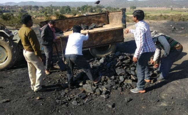 बड़कागांव : पुलिस ने अवैध कोयला खदान पर की छापेमारी