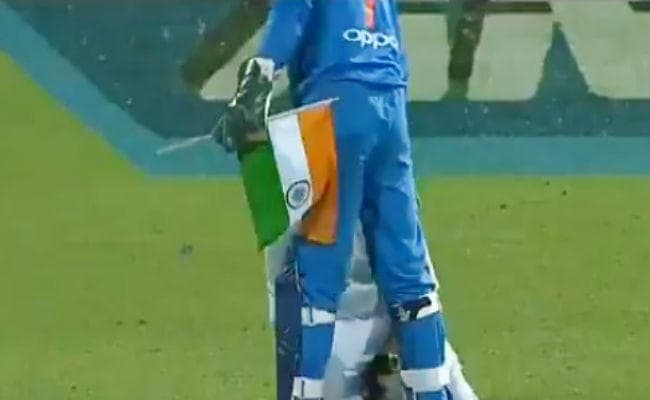 VIDEO : जब मैदान पर धौनी के साथ हुआ कुछ ऐसा, तो ''माही'' ने ऐसे रखी तिरंगे की मान