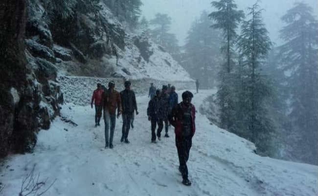 दार्जिलिंग :  भीषण ठंड में बर्फबारी,   सैलानियों ने की जमकर मस्‍ती