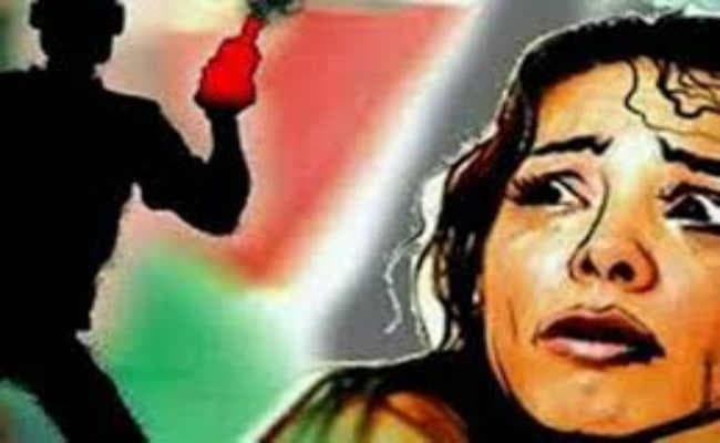 हावड़ा :  टिकियापाड़ा में शराबी देवर ने भाभी पर फेंका तेजाब