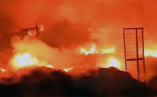 कोलकाता : कपड़े की गोदाम में लगी आग, अफरातफरी