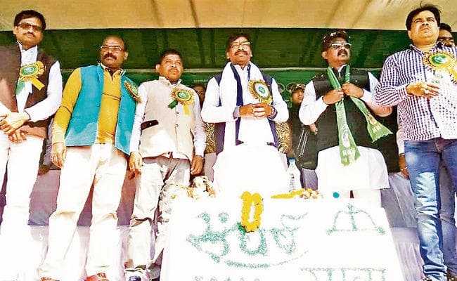 रामगढ़ में नेता प्रतिपक्ष हेमंत सोरेन ने कहा, दूसरे राज्य के लोगों को सरकार कर रही है बहाल