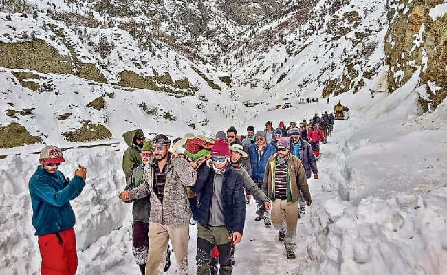 शिमला और जम्मू में भारी बर्फबारी, पांचवें दिन भी एनएच बंद, वायु सेना ने 186 लोगों को जम्मू से श्रीनगर पहुंचाया