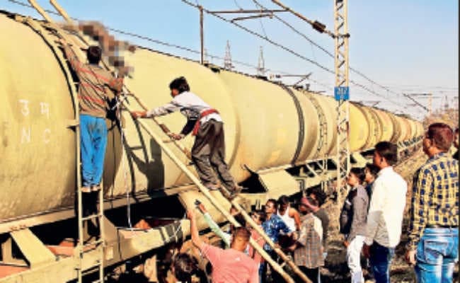 जमशेदपुर  :  ट्रेन के ऑयल टैंकर पर सेल्फी लेेने चढ़े थे, एक जिंदा जला, दोस्त गंभीर