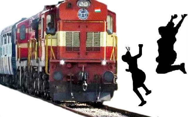 ट्रेन के सामने कूदकर दो लड़कियों ने की खुदकुशी, नेपाल से बिहार आकर लड़कियों ने दी जान