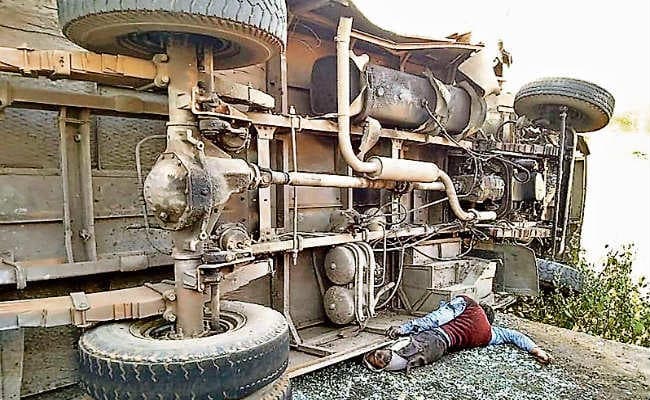 सिमरिया में टेंपो से टकरा कर बस पलटी, कंडक्टर की मौत, कई घायल