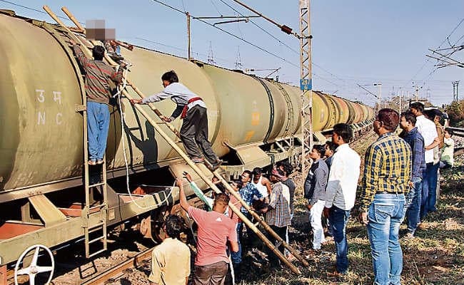 जमशेदपुर : ....जब रेलवे वायल टैंकर पर सेल्फी लेने चढ़ा युवक जिंदा जला