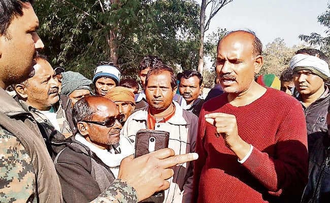 पलामू : ट्रक के धक्के से युवक की मौत, चालक को छोड़ परिजनों को किया गिरफ्तार