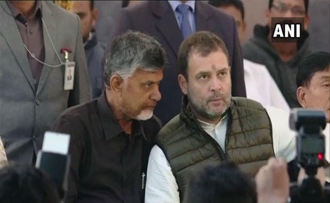 Andhra Pradesh Bhawan : अनशन पर बैठे चंद्रबाबू नायडू, समर्थन देने पहुंचे राहुल, कहा चौकीदार चोर है