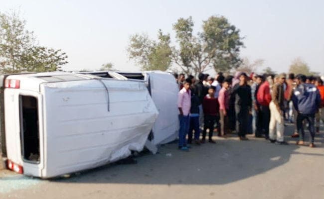 स्कूल वाहन और बाइक की टक्कर में इंटर विज्ञान के परीक्षार्थी की मौत, आधा दर्जन से अधिक छात्र जख्मी