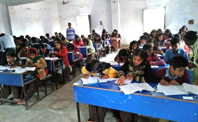 Jharkhand : आठवीं बोर्ड परीक्षा के OMR शीट में गड़बड़ी से बच्चे परेशान, JAC ने किया यह काम Jharkhand : आठवीं बोर्ड परीक्षा के OMR शीट में गड़बड़ी से बच्चे परेशान, JAC ने किया यह काम