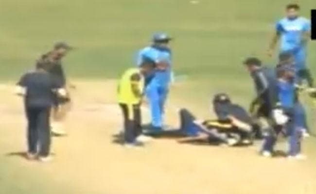 WATCH : क्रिकेट के मैदान पर एक और हादसा : अशोक डिंडा के सिर पर लगी गेंद, मैदान पर गिरे