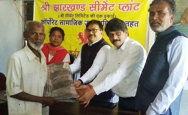 खरसावां में जरूरतमंदों के बीच कंबल वितरण