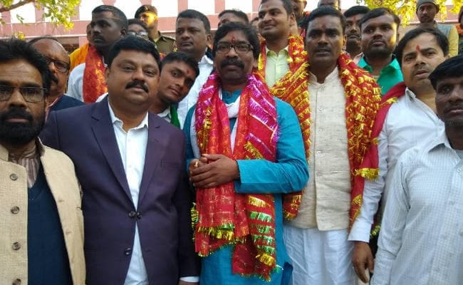 इटखोरी : पूर्व मुख्‍यमंत्री हेमंत ने मां भद्रकाली मंदिर में की पूजा, कहा- गठबंधन में सब ठीक है