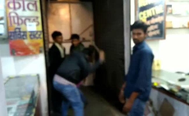 झरिया में जाली नोट का बहाना बनाकर दुकानदार ने युवकों को पीटा, पुलिस को बतायी दूसरी बात