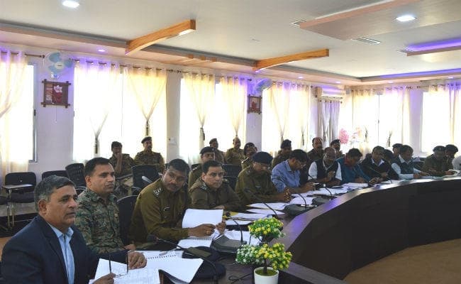 नक्सल प्रभावित क्षेत्र के मतदान केंद्रों पर नजर रखें : सिमडेगा उपायुक्त