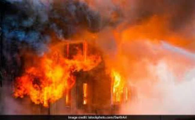 कोलकाता :   कंस्ट्रक्शन साइट पर मजदूरों के तंबू में लगी आग