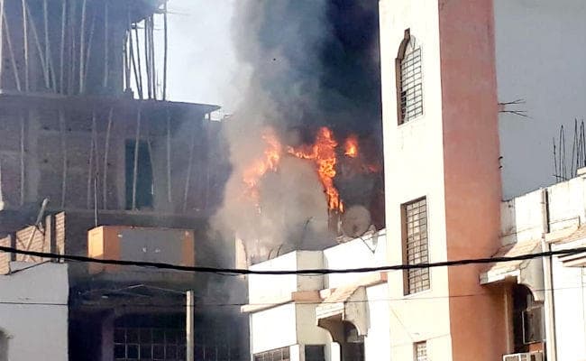 पटना : घर की छत पर लगे मोबाइल टावर में लगी भीषण आग, फायर बिग्रेड की दो यूनिट पहुंची, अफरातफरी