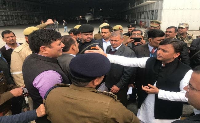 अखिलेश यादव को लखनऊ एयरपोर्ट पर रोका गया - समर्थकों का हंगामा, योगी के खिलाफ नारेबाजी
