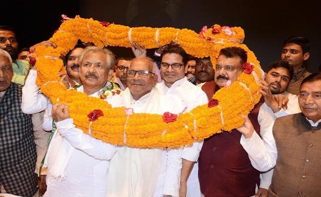 बिहार : कांग्रेस के पूर्व प्रदेश अध्यक्ष प्रो रामजतन सिन्हा ने थामा जदयू का दामन