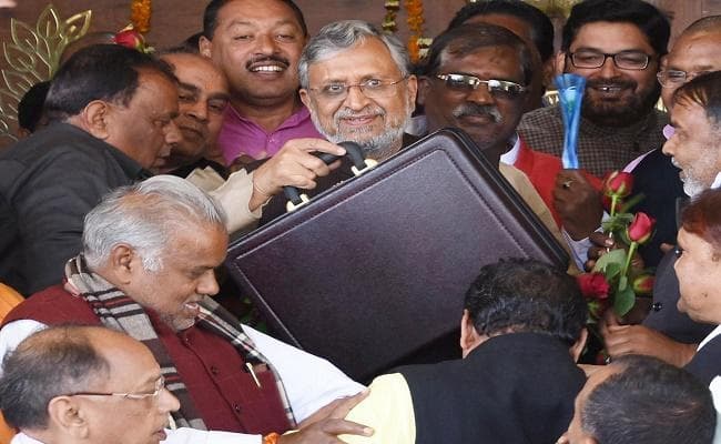 बिहार : बजट भाषण में सुशील मोदी ने शायराना अंदाज में विपक्ष पर किया कटाक्ष