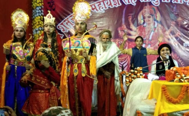 प्रवचन में दीदी ममता पाठक ने कहा- जहां संवाद होता है वहां विवाद नहीं होता