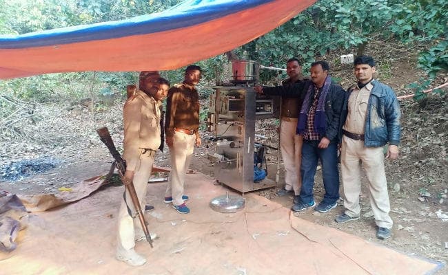 कोडरमा जिले के चंदवारा के जंगल में मिली शराब की मिनी फैक्टरी
