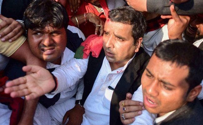 अखिलेश को प्रयागराज जाने से रोकने पर बवाल, सांसद धर्मेंद्र घायल; सपा विधायक धरना पर बैठे