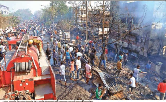 कोलकाता :  डनलप के बस्ती इलाके में आग, 25 घर खाक