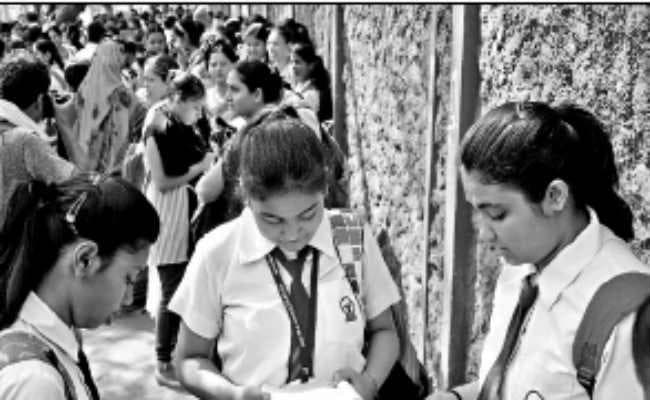 कोलकाता : माध्यमिक परीक्षा के पहले दिन ही वायरल हुआ पेपर