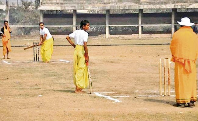 एक क्रिकेट मैच ऐसा भी : धोती और कुर्ता पहन उतरे क्रिकेटर, संस्कृत में की कमेंटरी